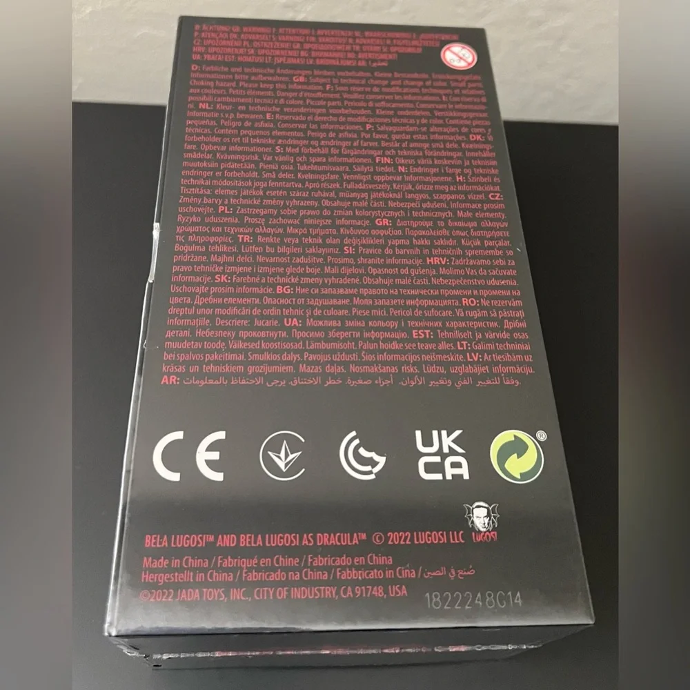 Bela Lugosi Dracula 6" Moveable Figure with Accessories - Picture 4 of 6